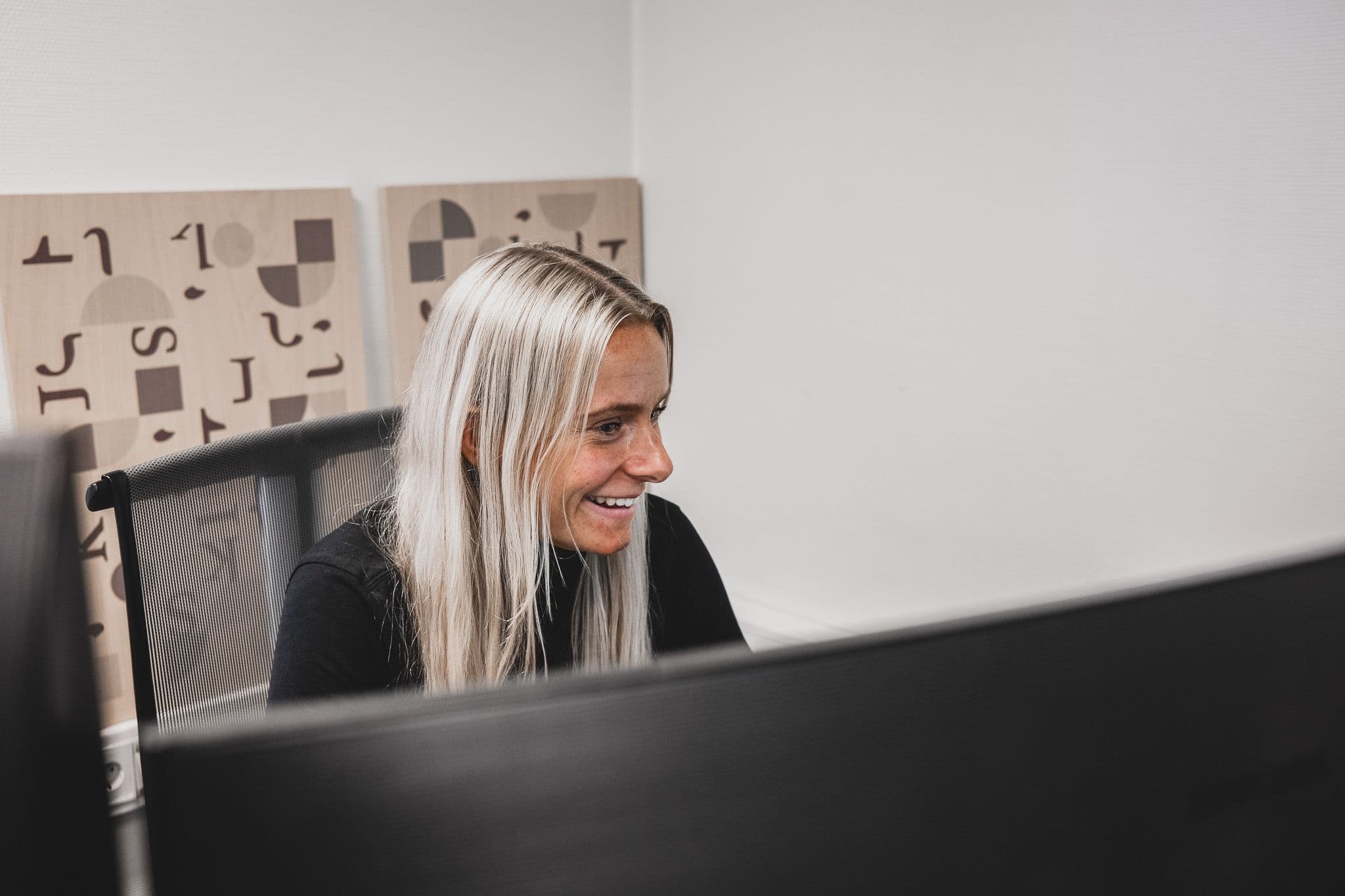 Sigrid sitter bak skjermen og jobber